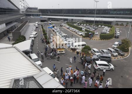 Le personnel de nettoyage nettoie la fleur lancée pour les membres de Sikh riligion mettant 3 Saroops de Sri Guru Granth Sahib, l'écriture sacrée dans un bus à T3, aéroport IGI à New Delhi, Inde le 24 août 2021. Photo par Anshuman Akash/ABACAPRESS.COM crédit: Abaca Press/Alay Live News Banque D'Images