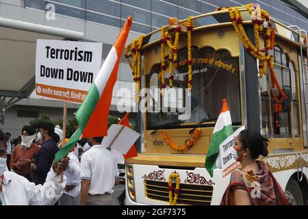 BJP soutient le slogan de shout à l'aéroport IGI accueillant 3 Saroops de Sri Guru Granth Sahib, l'écriture sacrée dans un bus à T3, l'aéroport IGI à New Delhi, Inde le 24 août 2021. Photo par Anshuman Akash/ABACAPRESS.COM crédit: Abaca Press/Alay Live News Banque D'Images