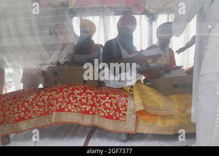 Les membres de Sikh riligion mettant 3 Saroops de Sri Guru Granth Sahib, l'écriture sacrée dans un bus à T3, aéroport IGI à New Delhi, Inde le 24 août 2021. Photo par Anshuman Akash/ABACAPRESS.COM crédit: Abaca Press/Alay Live News Banque D'Images