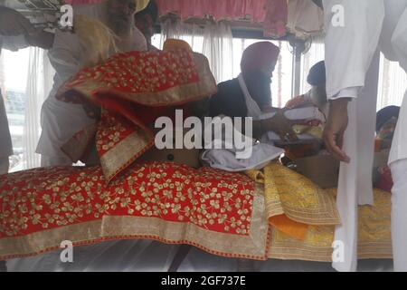 Les membres de Sikh riligion mettant 3 Saroops de Sri Guru Granth Sahib, l'écriture sacrée dans un bus à T3, aéroport IGI à New Delhi, Inde le 24 août 2021. Photo par Anshuman Akash/ABACAPRESS.COM crédit: Abaca Press/Alay Live News Banque D'Images