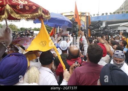 Les membres de Sikh riligion mettant 3 Saroops de Sri Guru Granth Sahib, l'écriture sacrée dans un bus à T3, aéroport IGI à New Delhi, Inde le 24 août 2021. Photo par Anshuman Akash/ABACAPRESS.COM crédit: Abaca Press/Alay Live News Banque D'Images