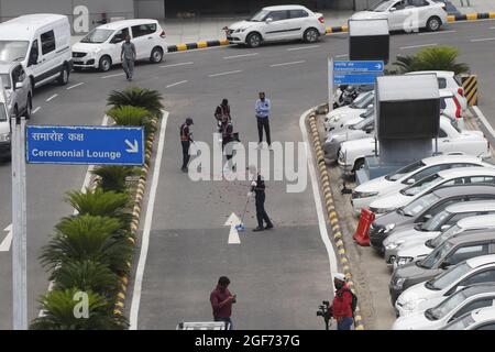 Le personnel de nettoyage nettoie la fleur lancée pour les membres de Sikh riligion mettant 3 Saroops de Sri Guru Granth Sahib, l'écriture sacrée dans un bus à T3, aéroport IGI à New Delhi, Inde le 24 août 2021. Photo par Anshuman Akash/ABACAPRESS.COM crédit: Abaca Press/Alay Live News Banque D'Images