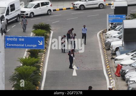 Le personnel de nettoyage nettoie la fleur lancée pour les membres de Sikh riligion mettant 3 Saroops de Sri Guru Granth Sahib, l'écriture sacrée dans un bus à T3, aéroport IGI à New Delhi, Inde le 24 août 2021. Photo par Anshuman Akash/ABACAPRESS.COM crédit: Abaca Press/Alay Live News Banque D'Images