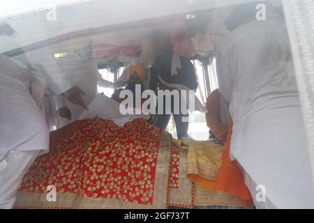 Les membres de Sikh riligion mettant 3 Saroops de Sri Guru Granth Sahib, l'écriture sacrée dans un bus à T3, aéroport IGI à New Delhi, Inde le 24 août 2021. Photo par Anshuman Akash/ABACAPRESS.COM crédit: Abaca Press/Alay Live News Banque D'Images