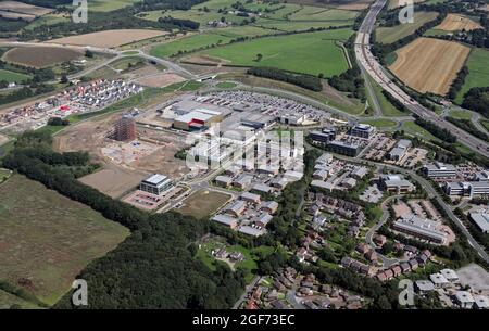 Vue aérienne du Springs Retail Park et des entreprises sur Century Way sur Thorpe Park à Brown Moor & Colton, Leeds 15 à la J46 de l'autoroute M1 Banque D'Images