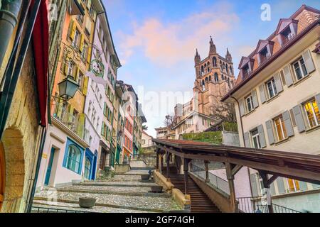 Vue sur la ville de Lausanne en Suisse au coucher du soleil Banque D'Images