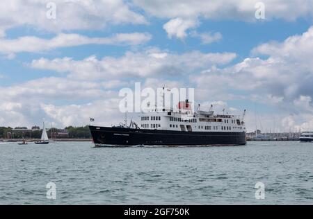 Petit bateau de croisière de luxe MV Hebridean Princess quittant le port de Portsmouth. Elle a commencé la vie comme un ferry de voiture et Royal Mail Ship travaillant à Oban. Banque D'Images