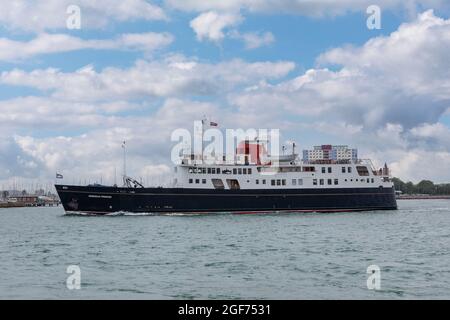 Petit bateau de croisière de luxe MV Hebridean Princess quittant le port de Portsmouth. Elle a commencé la vie comme un ferry de voiture et Royal Mail Ship travaillant à Oban. Banque D'Images