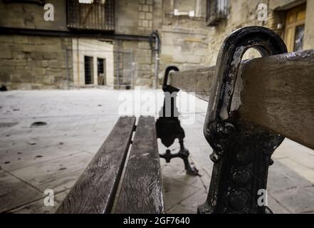 Détail de vieux meubles urbains en bois, repos et détente Banque D'Images