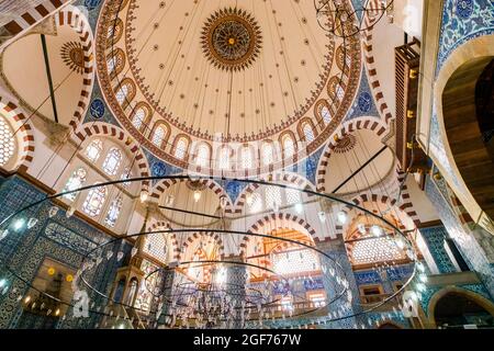 Un regard sur le dôme, le lustre et l'intérieur. La mosquée Rustem Pasa Camii à Istanbul, Turquie. Banque D'Images