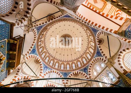 Un regard de l'intérieur et grand dôme. La mosquée Rustem Pasa Camii à Istanbul, Turquie. Banque D'Images