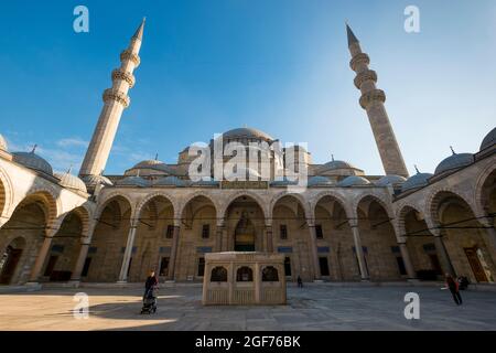 Vue graphique à angle bas depuis la cour avec minarets. À la grande mosquée Suleymaniye d'Istanbul, en Turquie. Banque D'Images