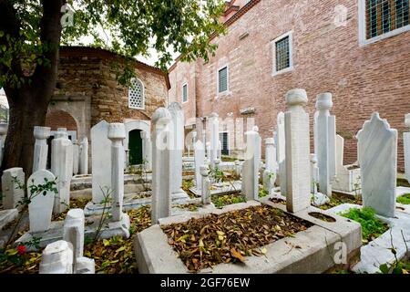 Un petit cimetière musulman, ancien, musulman, cimetière avec pierres à tête en marbre. À Istanbul, Turquie. Banque D'Images