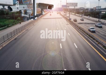 Caméras CCTV sur le pont pour enregistrer sur la route les infractions à la sécurité et à la circulation. Banque D'Images