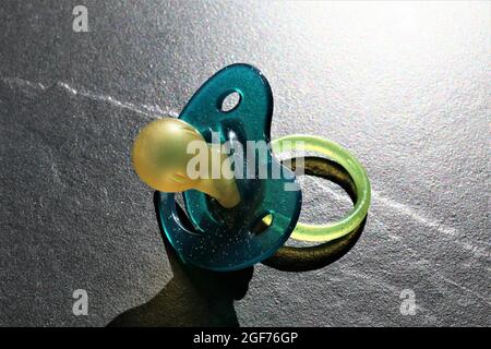 sucette pour bébé isolée sur blanc Banque D'Images