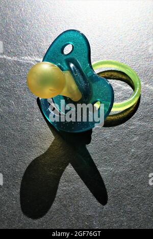 sucette pour bébé isolée sur blanc Banque D'Images