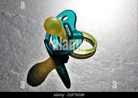 sucette pour bébé isolée sur blanc Banque D'Images