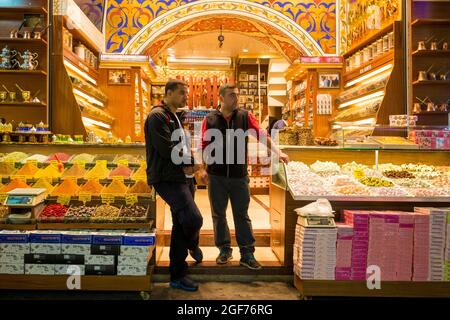 Un couple d'épices, bonbons vendeurs attendant à leur stand, boutique au célèbre Mısır Çarşısı, marché aux épices Bazar. À Istanbul, Turquie. Banque D'Images