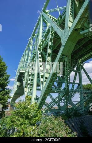 Le pont du Jubilé d'argent ou du Queensway traverse la rivière Mersey à Runcorn Gap entre Runcorn et Widnes à Cheshire. Banque D'Images