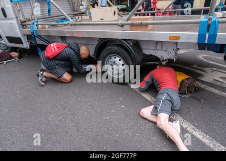 XR21 placer une grande table rose au milieu de long Acre Junction bloquant l'accès à toutes ses routes de liaison sur la jonction et a commencé un occ Banque D'Images