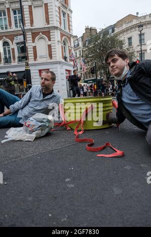 XR21 placer une grande table rose au milieu de long Acre Junction bloquant l'accès à toutes ses routes de liaison sur la jonction et a commencé un occ Banque D'Images