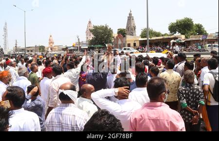 Beawar, Rajasthan, Inde, 24 août 2021: L'ancien ministre adjoint et chef du congrès de Rajasthan, Sachin Pilot, étant accueilli par les travailleurs du parti lorsqu'il arrive à Beawar. Crédit : Sumit Saraswat/Alay Live News Banque D'Images