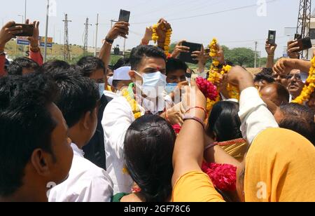 Beawar, Rajasthan, Inde, 24 août 2021: L'ancien ministre adjoint et chef du congrès de Rajasthan, Sachin Pilot, étant accueilli par les travailleurs du parti lorsqu'il arrive à Beawar. Crédit : Sumit Saraswat/Alay Live News Banque D'Images