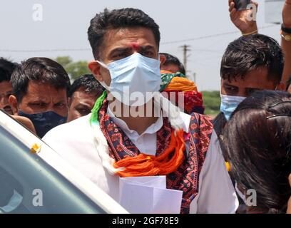 Beawar, Rajasthan, Inde, 24 août 2021: L'ancien ministre adjoint et chef du congrès de Rajasthan, Sachin Pilot, étant accueilli par les travailleurs du parti lorsqu'il arrive à Beawar. Crédit : Sumit Saraswat/Alay Live News Banque D'Images