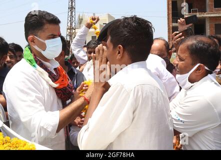 Beawar, Rajasthan, Inde, 24 août 2021: L'ancien ministre adjoint et chef du congrès de Rajasthan, Sachin Pilot, étant accueilli par les travailleurs du parti lorsqu'il arrive à Beawar. Crédit : Sumit Saraswat/Alay Live News Banque D'Images