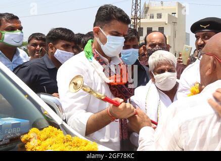 Beawar, Rajasthan, Inde, 24 août 2021: L'ancien ministre adjoint et chef du congrès de Rajasthan, Sachin Pilot, étant accueilli par les travailleurs du parti lorsqu'il arrive à Beawar. Crédit : Sumit Saraswat/Alay Live News Banque D'Images