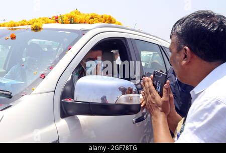 Beawar, Rajasthan, Inde, 24 août 2021: L'ancien ministre adjoint et chef du congrès de Rajasthan, Sachin Pilot, étant accueilli par les travailleurs du parti lorsqu'il arrive à Beawar. Crédit : Sumit Saraswat/Alay Live News Banque D'Images