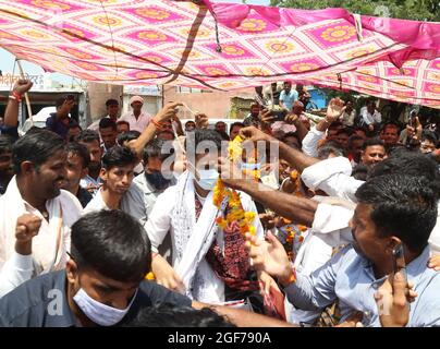 Beawar, Rajasthan, Inde, 24 août 2021: L'ancien ministre adjoint et chef du congrès de Rajasthan, Sachin Pilot, étant accueilli par les travailleurs du parti lorsqu'il arrive à Beawar. Crédit : Sumit Saraswat/Alay Live News Banque D'Images