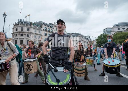 XR21 placer une grande table rose au milieu de long Acre Junction bloquant l'accès à toutes ses routes de liaison sur la jonction et a commencé un occ Banque D'Images