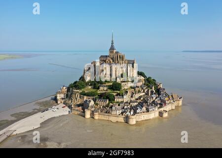 Tir de drone du monastère historique du Mont Saint Michel, Pontorson, département de la Manche, Normandie, France Banque D'Images