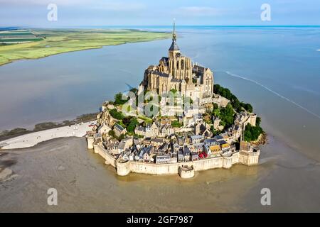 Tir de drone du monastère historique du Mont Saint Michel, Pontorson, département de la Manche, Normandie, France Banque D'Images