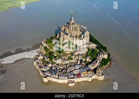 Tir de drone du monastère historique du Mont Saint Michel, Pontorson, département de la Manche, Normandie, France Banque D'Images