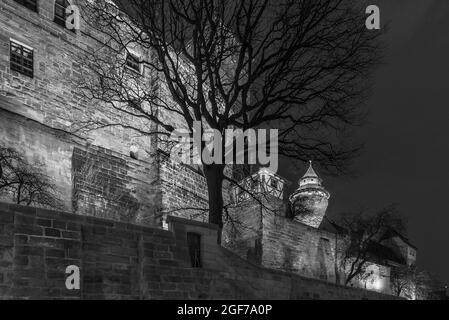 Tour Sinwell illuminée avec château de Kaiserburg dans la soirée, Nuremberg, moyenne-Franconie, Bavière, Allemagne Banque D'Images