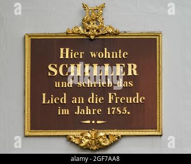 Leipzig, Allemagne. 17 août 2021. Une plaque sur le 'Schillerhaus' de Leipzig indique que 'Chiller a vécu ici et a écrit la chanson à la joie en 1785'. Friedrich Schiller (1759-1805) vivait à l'étage supérieur de la maison à l'été 1785 et écrivit la première version de l'Ode à la joie. Credit: Peter Endig/dpa-Zentralbild/ZB/dpa/Alay Live News Banque D'Images