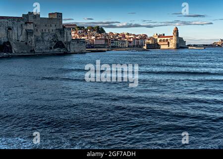 Vue sur Collioure (Cotlliure en catalan) avec le Château et l'église, Pyrénées-Orientales, France. Banque D'Images