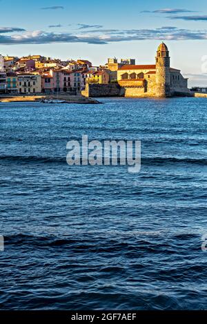 Vue sur Collioure (Cotlliure en catalan) avec le Château et l'église, Pyrénées-Orientales, France. Banque D'Images