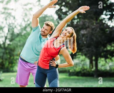 fitness femme parc exercice style de vie sport en plein air couple santé étirement jeune entraînement sportif Banque D'Images