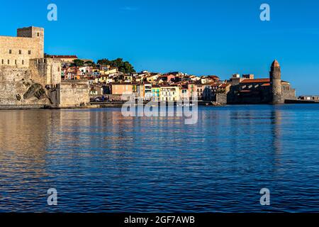 Vue sur Collioure (Cotlliure en catalan) avec le Château et l'église, Pyrénées-Orientales, France. Banque D'Images