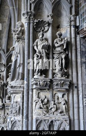 Vieilles sculptures en besoin de rénovation à l'entrée de la cathédrale notre-Dame de Tournai, province de Hainaut, Wallonie, Belgique Banque D'Images