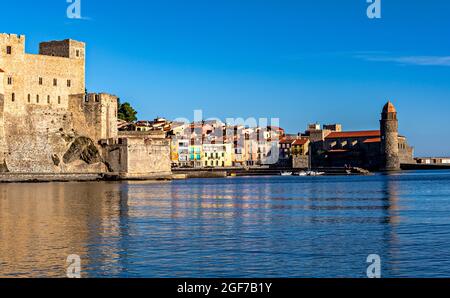 Vue sur Collioure (Cotlliure en catalan) avec le Château et l'église, Pyrénées-Orientales, France. Banque D'Images