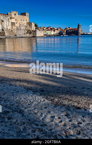 Vue sur Collioure (Cotlliure en catalan) avec le Château et l'église, Pyrénées-Orientales, France. Banque D'Images