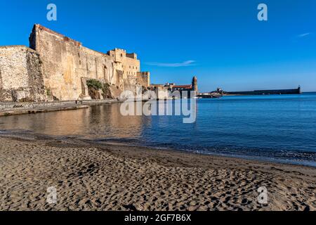 Vue sur Collioure (Cotlliure en catalan) avec le Château et l'église, Pyrénées-Orientales, France. Banque D'Images