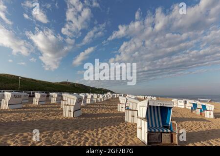 Plage avec chaises de plage blanches dans la lumière du matin, Westerland, Sylt, îles de la Frise du Nord, Schleswig-Holstein Banque D'Images