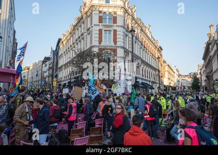 XR21 placer une grande table rose au milieu de long Acre Junction bloquant l'accès à toutes ses routes de liaison sur la jonction et a commencé un occ Banque D'Images