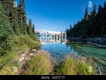 Lac Garibaldi, montagnes reflétées dans le lac glaciaire turquoise, la montagne de la Garde et le pic de déception, glacier derrière, Parc provincial Garibaldi, Britannique Banque D'Images