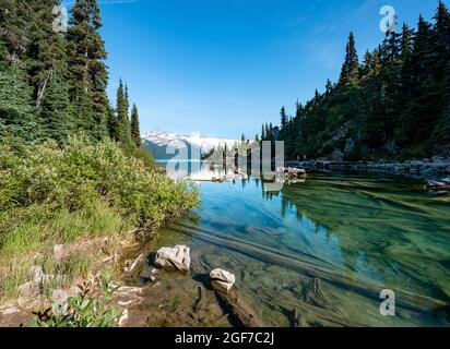 Lac Garibaldi, montagnes reflétées dans le lac glaciaire turquoise, la montagne de la Garde et le pic de déception, glacier derrière, Parc provincial Garibaldi, Britannique Banque D'Images